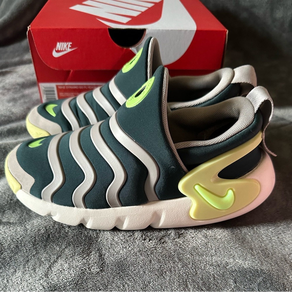 Kids Nike Dynamo Go sneakers
